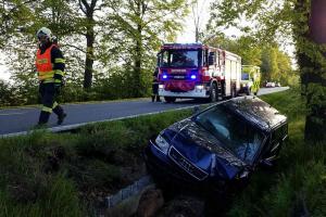 Úterní ráno na Chrudimsku: Osobák v příkopu, dva motorkáři v sobě