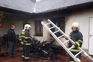 To tu ještě nebylo. Motorka zapálila v Kašperských Horách rodinný dům