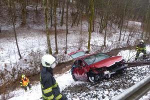 Smůla za volantem. Vozidlo sjelo ze srázu do potoka, hasiči řidičku vyprostili
