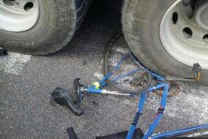 Asi to fakt trochu bolelo. Cyklistka se střetla s nákladním autem