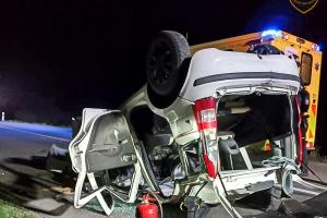 Po nehodě zůstalo auto převrácené na vozovce, řidičku odvezli záchranáři