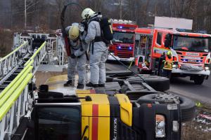 Převrácená cisterna s naftou, hasiči museli vyříznout otvor pro přečerpání