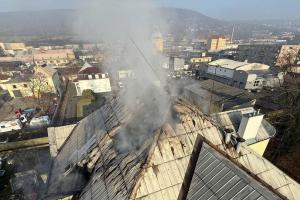 Hasiči zasahovali v Ústí nad Labem u požáru střechy výškové budovy