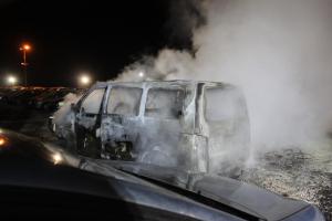Noční požár v autobazaru nejdříve zničil dodávku, pak dalších devět aut