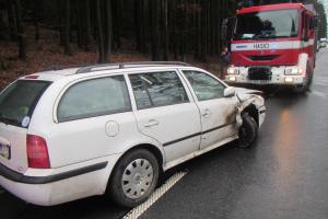 Předjíždění se nevyplatilo. Následovala nehoda třech vozidel a zranění řidiče