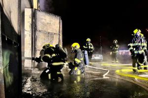 Požár pražského autoservisu a exploze tlakových láhví