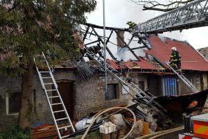 Čekal na svou chvíli. Přizděný trám v komíně způsobil požár střechy v Bílé Lhotě