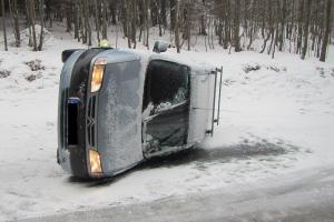 Zbytky ledu způsobily převrácení vozidla, zpět na kola mu pomohli hasiči