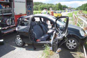 Nehoda dvou osobních aut způsobila zranění třem lidem, jedna žena zemřela