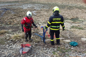 Novojičínští hasiči zachránili geodetku z bahna Čerťáku. Byla silně podchlazená