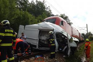 Vlak smetl na přejezdu dodávku, tlačil ji před sebou stovky metrů
