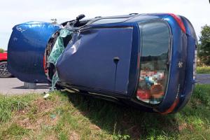 Při dopravní nehodě v Kelči auto skončilo na boku