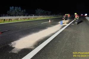 Do zasahujících hasičů narazilo osobní auto