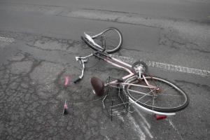 Tatra srazila cyklistu, náhodný svědek ho pak udržoval při životě. Marně.