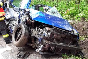 Řidič převrátil auto ve srázu do křoví. Hasiči obé museli vyprošťovat