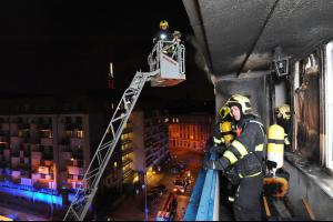 Balkón nezdobily kytky, ale zohyzdil požár. Tři jednotky měly co dělat