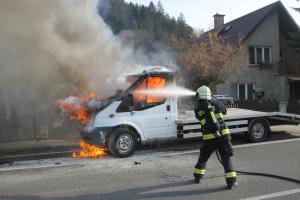 Řidič se snažil uhasit oheň v motoru odtahového vozidla. Marná snaha
