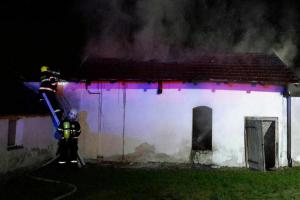 Požár přístřešku jako možná hra dětí, nedbalost či dílo žháře