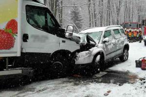 Napadlo trochu sněhu a už se bourá. U Bečova nad Teplou se srazila tři auta
