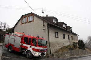 Při požáru rodinného domu v Polici hasiči v objektu nalezli mrtvolu