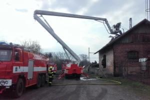 K požáru drážní budovy v Libici nad Cidlinou vyjelo pět jednotek