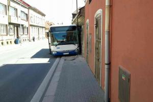 Autobus narazil do domu, poškodil plynovou přípojku, zraněny byly tři osoby