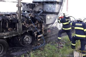 Na dálnici D5 hořel přívěs náklaďáku. Oheň začal u kola podvozku