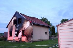 Požár rodinného domu v Loučce. Začal ho rozvaděč elektřiny
