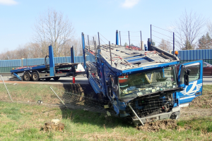 Po střetu rumunského kamionu a peugeotu v Bašce začalo pod osobákem hořet