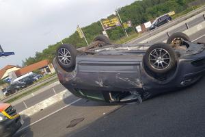 To asi řidička nechtěla. Na dálnici D4 u Mníšku pod Brdy převrátila auto na střechu