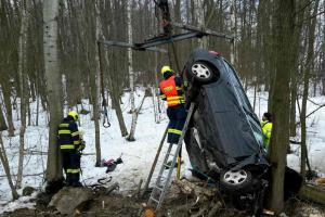 Auto vylétlo ze silnice, přerazilo strom, zaklíněný řidič nehodu nepřežil