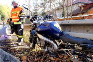 Měl svou mašinu už raději uklidit. Motorkář se srazil s náklaďákem