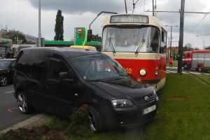 V Praze se střetlo auto s tramvají, dvě zraněné osoby hasiči předali záchranářům
