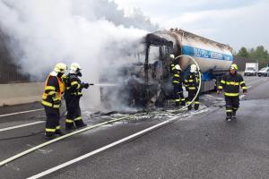 Kolona před Prahou na dálnici D1. Zavinil ji požár kamionu (VIDEO)