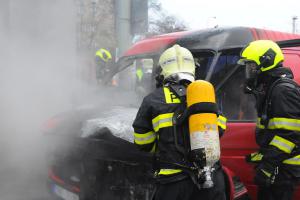 Dodávka hořela v Olšanské ulici, hasiči ochlazovali okolní automobily