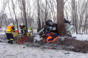 Mercedes vyjel mimo silnici. Nehoda u Halenkovic si vyžádala čtyři zraněné osoby