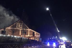 Dva velké požáry na Písecku. Stodola a truhlárna plná hasičů