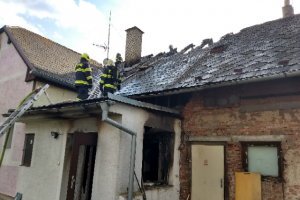 Černý pátek v Čermné nad Orlicí. Majitelům hořel rodinný dům