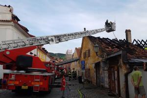 Historický klenot Český Krumlov ohrožoval požár dvou domů
