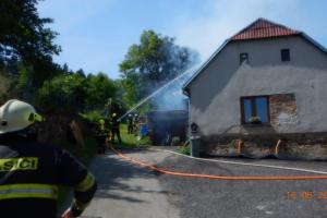 Miliónová škoda z požáru ve Vlachově Březí. Hořel rodinný dům