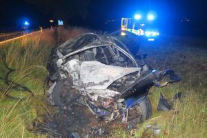 Smůla před východem slunce. Řidič havaroval, zranil se a auto začalo hořet