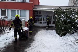 Ze školy se při požáru evakuovalo několik desítek dětí