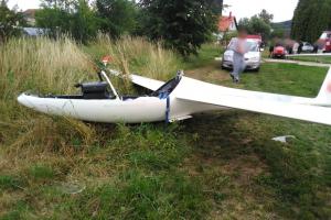 Na Královédvorsku se zřítil větroň, pilot bez zranění nevyvázl
