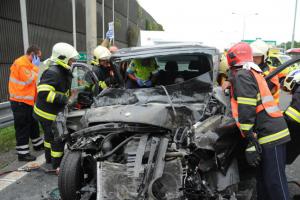 Vážná dopravní nehoda dvou automobilů zablokovala provoz na dálnici D1