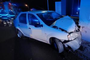 Náraz auta do domu v Mladé Vožici. Řidič se pak necítil dobře