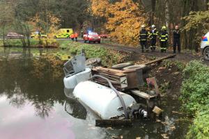 Fekální vůz skončil v jevanském rybníku, řidič se nevykoupal