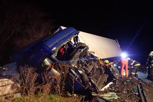 U Čáslavi zůstal po střetu kamionu s vlakem ve vozidle zaklíněný řidič