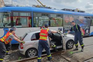 Senior řízení nezvládl. Hasiči vyprostili z kolejí fabii po střetu s tramvají