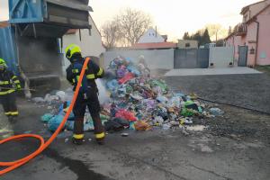 Požár odpadu ve sběrném vozidle