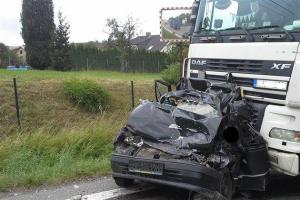Tragédie na Liberecku. Řidič osobáku po střetu s náklaďákem zemřel